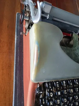 Máquina de escribir suiza, marca Patria