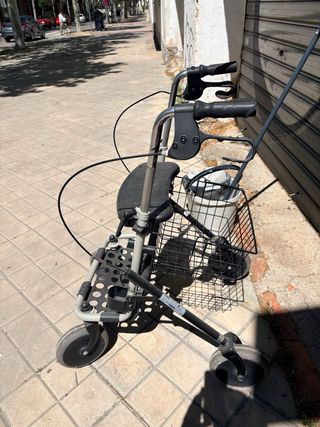 Andador con asiento y cesta