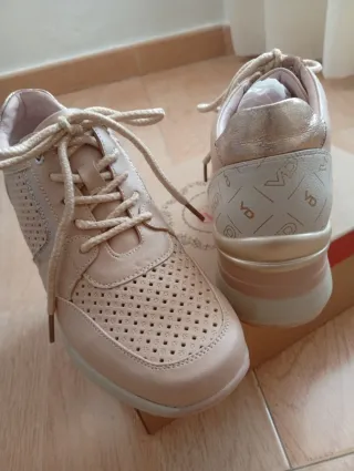 Zapatos de cuña cómodos beige y oro