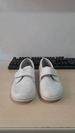 Zuecos de Trabajo Sanitarios Blancos con Velcro
