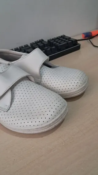 Zuecos de Trabajo Sanitarios Blancos con Velcro