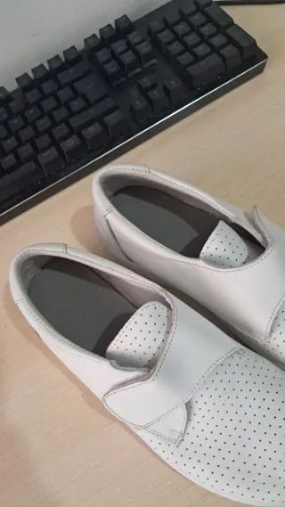 Zuecos de Trabajo Sanitarios Blancos con Velcro