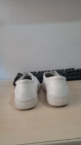 Zuecos de Trabajo Sanitarios Blancos con Velcro