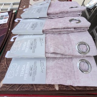 4 tende, tessuto semitrasparente. 140x290cm.