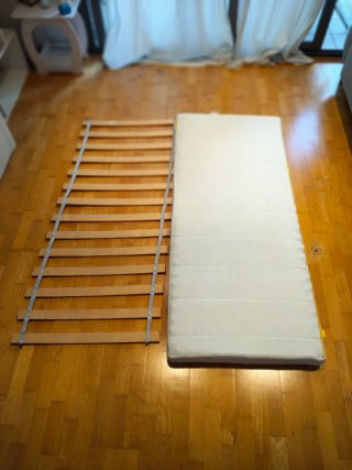 Cama infantil con barandilla y colchón