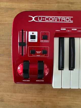 Teclado Behringer U-Control UMX49 MIDI