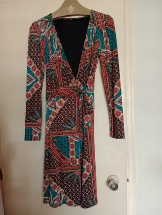 Vestido cruzado estampado suave y elástico talla M