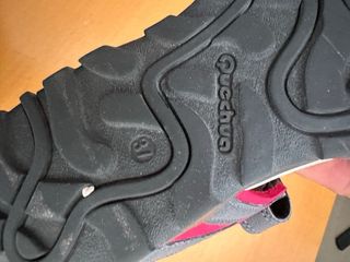 Sandalias grises y rosas
