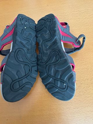 Sandalias grises y rosas