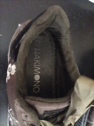 Zapatos bordados florales.