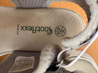 Sandalias Foot Locker Beige y Gris