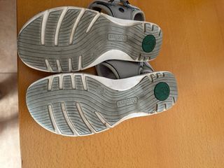 Sandalias Foot Locker Beige y Gris