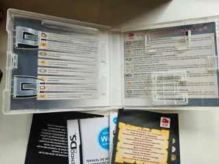 Caja y manuales Layton y la Villa Misteriosa
