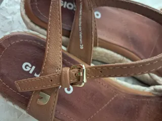 Sandalias cuña de piel y fibra natural 39 Gioseppo