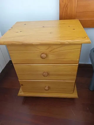 Mesita de noche de madera