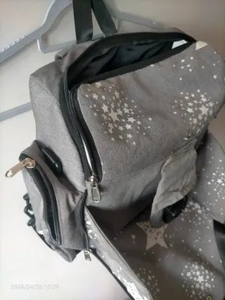 Mochila portabebés gris con estrellas