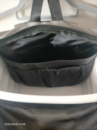 Mochila portabebés gris con estrellas