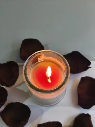Vaso de vidrio con vela corazón