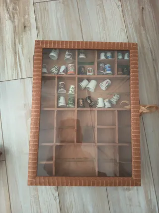 Collezione di ditali con vetrine