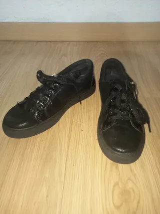 Zapatillas negras(leer anuncio por favor)