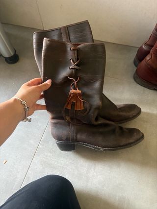 Botas de cuero marrones con cordones