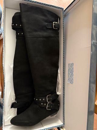 Botas altas negras con hebillas y tachuelas