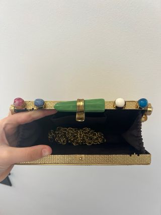Bolso de fiesta dorado con incrustaciones