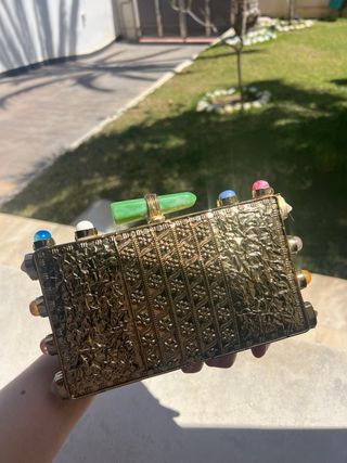 Bolso de fiesta dorado con incrustaciones