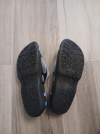 Chanclas piscina unisex azul y gris