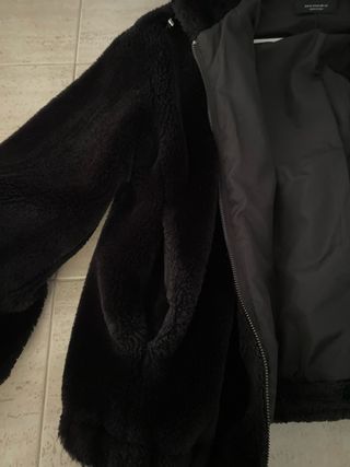 Abrigo Bershka Negro Talla M