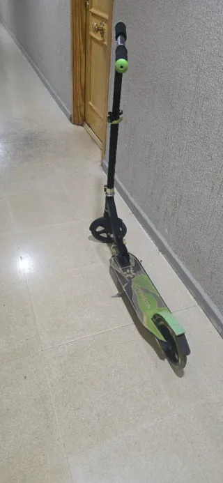 Patinete infantil verde y negro