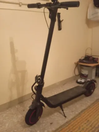 Patinete eléctrico negro