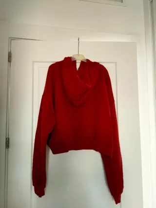 Sudadera roja con capucha.