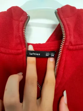 Sudadera roja con capucha.