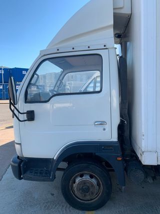 Camión Nissan Cabstar 2001