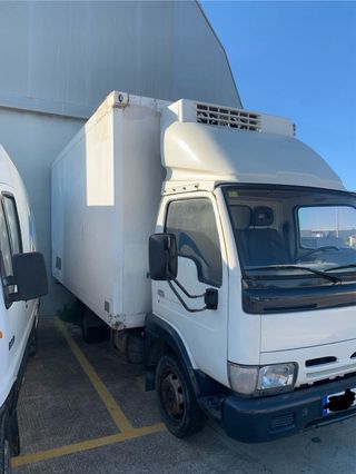 Camión Nissan Cabstar 2001