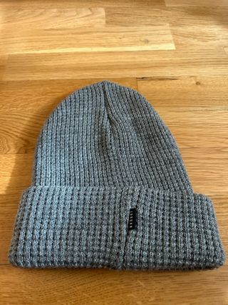 Gorro Jordan Gris con Logo en Dorado