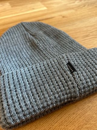 Gorro Jordan Gris con Logo en Dorado