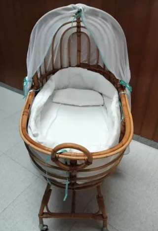 Moisés de mimbre con dosel