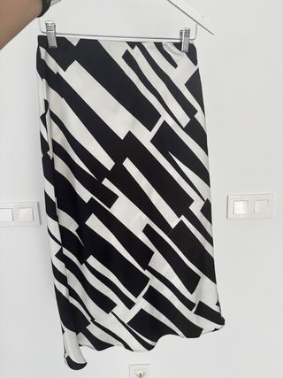 Falda midi estampada blanco y negro Talla S