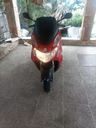 Suzuki Burgman Maxi Scooter Roja 2004