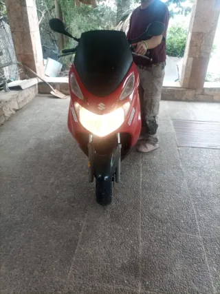 Suzuki Burgman Maxi Scooter Roja 2004