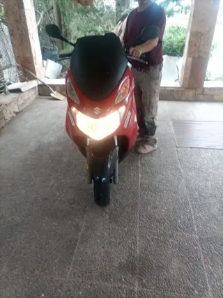 Suzuki Burgman Maxi Scooter Roja 2004