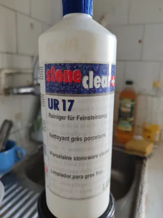 Se vende medio litro de limpiador de suelos UR 17