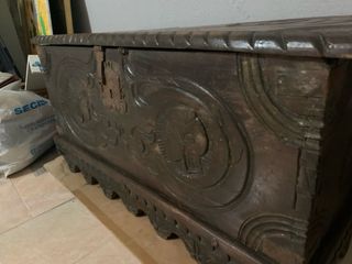 Arcón antiguo madera maciza tallada