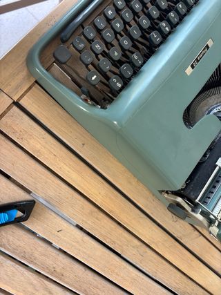 Olivetti Pluma 22 Máquina de Escribir Decorativa