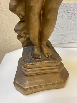 Statuetta bambina in gesso dorato