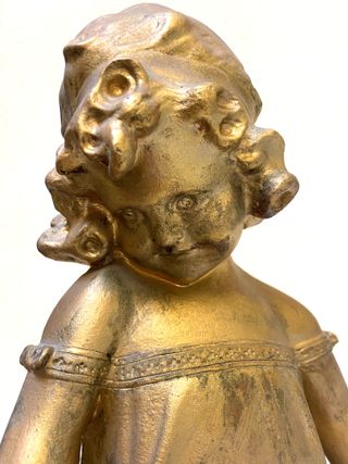 Statuetta bambina in gesso dorato