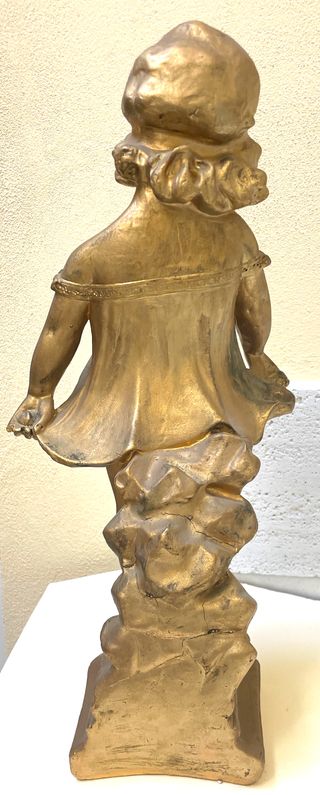 Statuetta bambina in gesso dorato