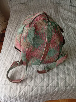 Mochila de rafia con tachuelas